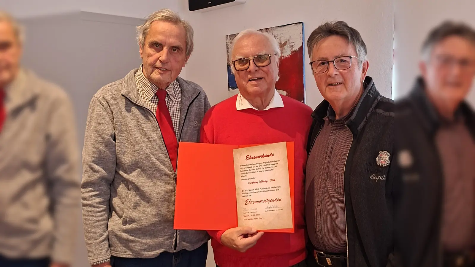 Die Arbeitsgemeinschaft AG 60 Plus ehrte im mit den Titel „Ehrenvorsitzenden“. Eine seltene Auszeichnung, die bisher nur Alois Wolfram ebenfalls aus Weiden trägt.<br> (Bild: Gerald Bolleininger)