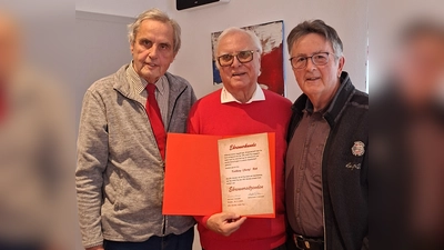 Die Arbeitsgemeinschaft AG 60 Plus ehrte im mit den Titel „Ehrenvorsitzenden“. Eine seltene Auszeichnung, die bisher nur Alois Wolfram ebenfalls aus Weiden trägt.<br> (Bild: Gerald Bolleininger)