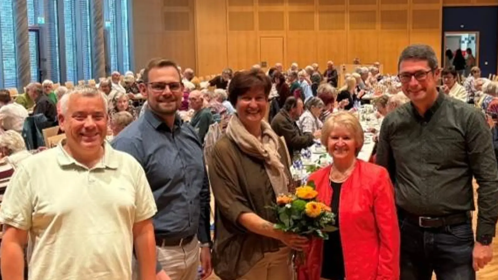 Dritter Bürgermeister Stefan Hausdorf, Johannes Maier, Erster Bürgermeisterin Tanja Kippes, Seniorenbeautragte Gabi Fröhlich und Zweiter Bürgermeister Armin Aichinger am Seniorennachmittag in der Stadthalle (v.l.n.r).  (Bild: Julia Fienz)