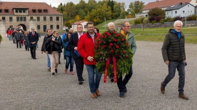 Die SPD-Seniorinnen und -Senioren auf dem Weg zum SPD-Gedenkstein in der KZ-Gedenkstätte Flossenbürg. (Bild: Pressestelle der SPD-Fraktion im Bayerischen Landtag)