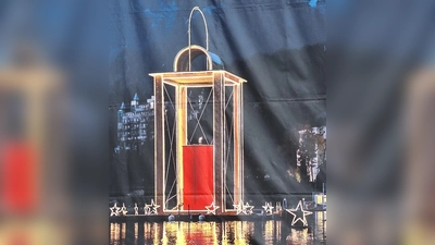 Das berühmte Fotomotiv, „die Laterne”, in St. Wolfgang am Wolfgangsee. Es war nebelig am Sonntag, daher stand das Plakat als Fotomotiv zur Verfügung. (Bild: Margarete Hirsch)