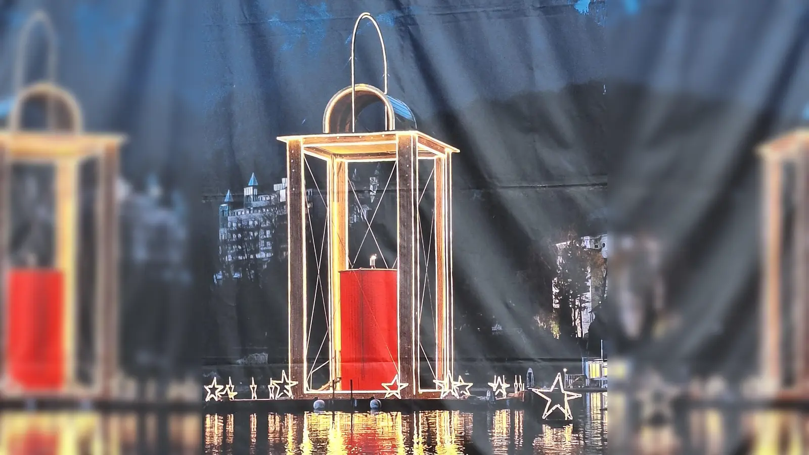 Das berühmte Fotomotiv, „die Laterne”, in St. Wolfgang am Wolfgangsee. Es war nebelig am Sonntag, daher stand das Plakat als Fotomotiv zur Verfügung. (Bild: Margarete Hirsch)