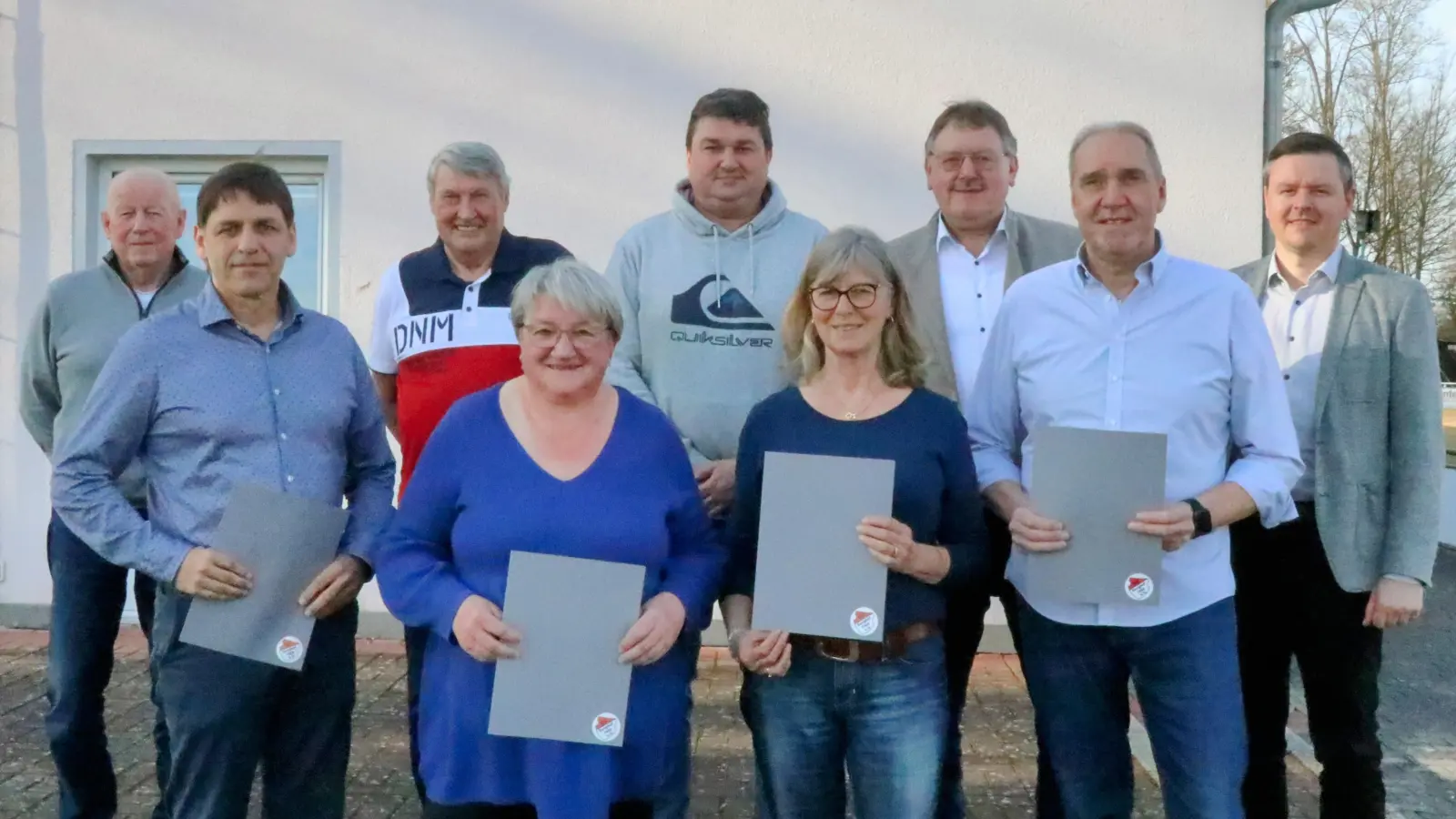 Die geehrten Mitglieder des SV Sorghof: vorne (v.l.) Thomas Willax, Andrea Hörl, Irmgard Deinzer. Armin Wölker. Hintere Reihe: Georg Specht, Josef Weiß, Oliver Berger, Bürgermeister Hans-Martin Schertl, Vorsitzender Dominik Fischer (Bild: Willi Ertl)