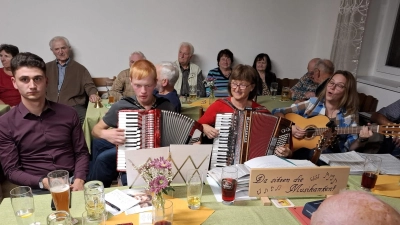 Bis auf den letzten Platz gefüllt war das Gasthaus Bär in Lockenricht (Bild: Jürgen Leißner)