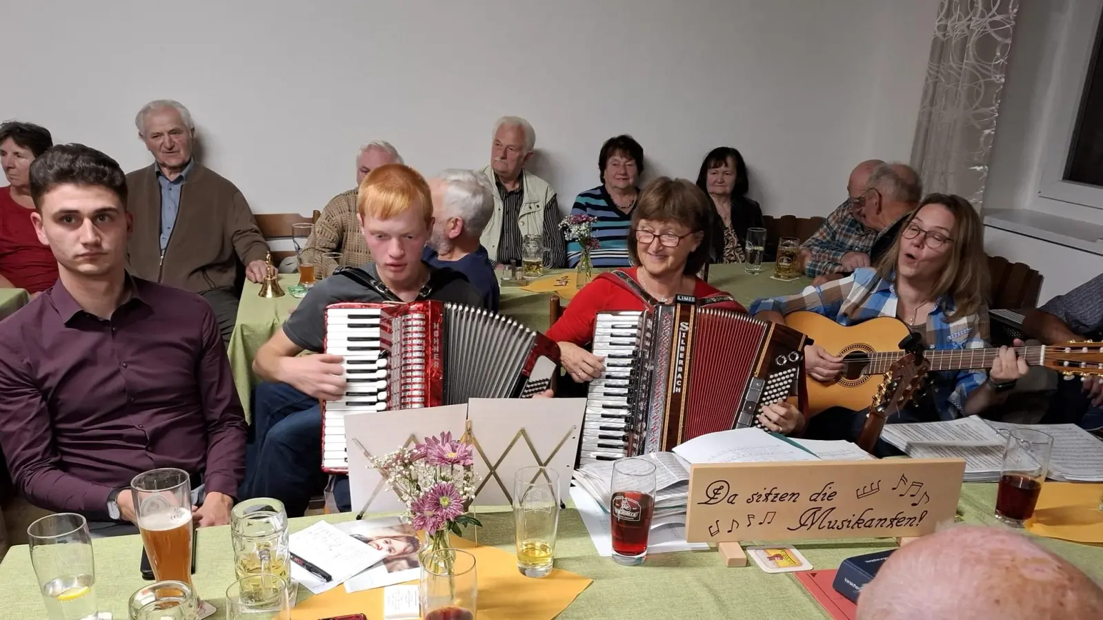 Bis auf den letzten Platz gefüllt war das Gasthaus Bär in Lockenricht (Bild: Jürgen Leißner)