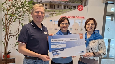 Pflegedienstleiter Manfred Seitz nimmt die Spende von Gerda Six und Elisabeth Obermeier entgegen. (Bild: Barbara Dirrigl)