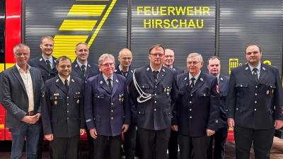 Bei ihrer Jahreshauptversammlung ehrte die Freiwillige Feuerwehr einige Mitglieder für ihre langjährige Treue. Von links: Bürgermeister Hermann Falk, stellv. Kommandant Christoph Erras, KBI Michael Iberer, 1. Kommandant Sebastian Jasinsky, Heiner Fleischmann (60 Jahre), Josef Lang (50 Jahre), Markus Tomala (25 Jahre aktiver Dienst), 2. Vors. Thomas Maier, Walter Wiesinger (60 Jahre), stellv. Kommandant Daniel Brearley, 1. Vors. Nico Schuminetz. (Bild: Robert Scheuerer)