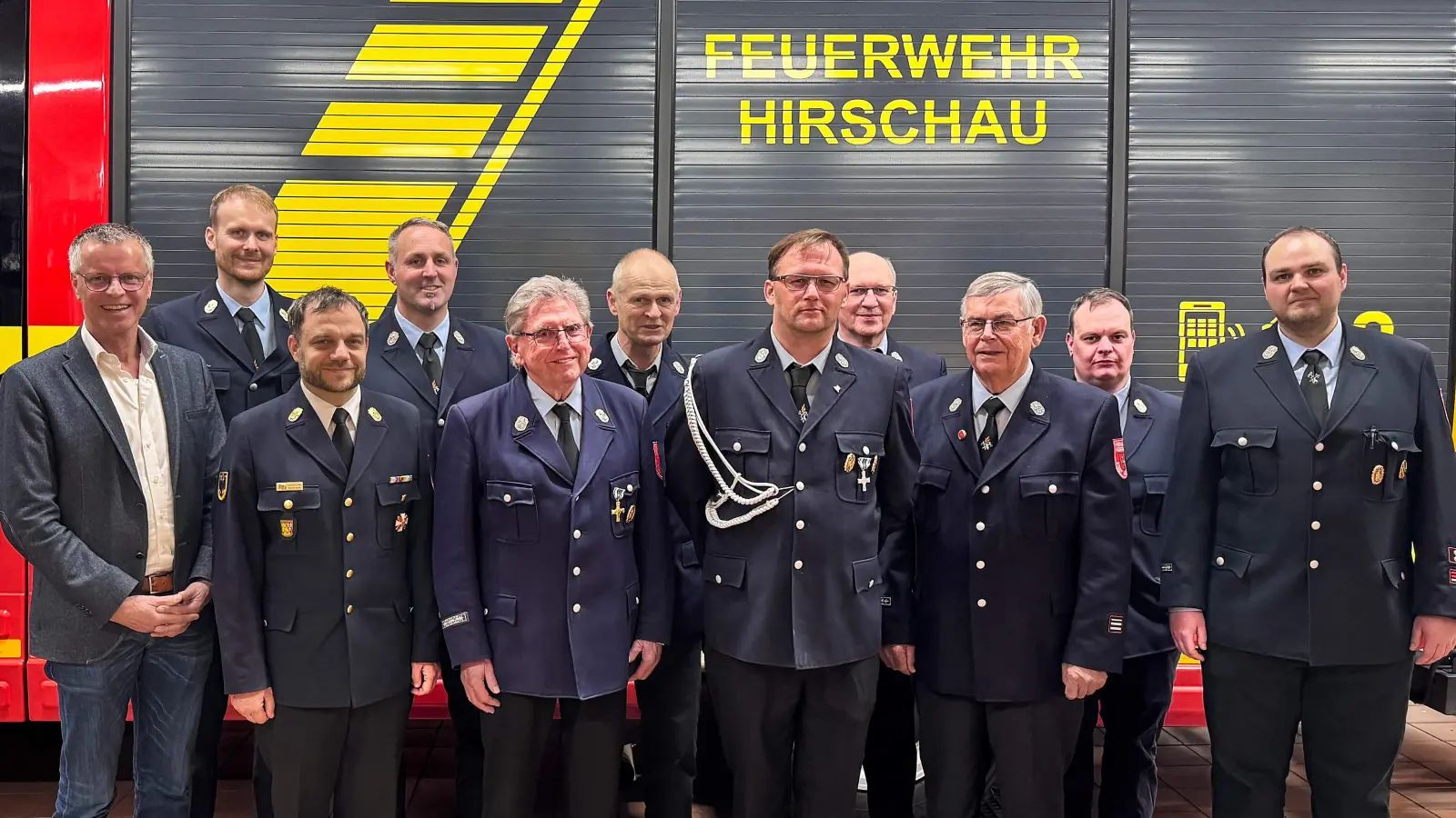 Bei ihrer Jahreshauptversammlung ehrte die Freiwillige Feuerwehr einige Mitglieder für ihre langjährige Treue. Von links: Bürgermeister Hermann Falk, stellv. Kommandant Christoph Erras, KBI Michael Iberer, 1. Kommandant Sebastian Jasinsky, Heiner Fleischmann (60 Jahre), Josef Lang (50 Jahre), Markus Tomala (25 Jahre aktiver Dienst), 2. Vors. Thomas Maier, Walter Wiesinger (60 Jahre), stellv. Kommandant Daniel Brearley, 1. Vors. Nico Schuminetz. (Bild: Robert Scheuerer)