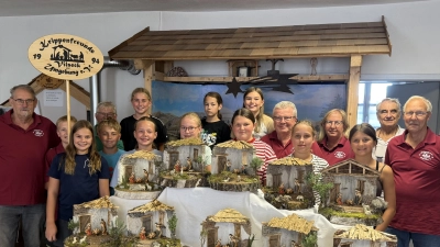 Teilnehmer des Ferienprogramms mit Helfern der Krippenfreunde Vilseck (Bild: Heidi Voigt)