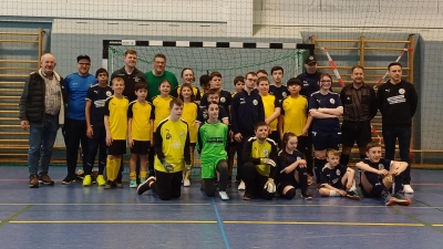 Die beiden Mannschaften der JFG Obere Vils und Team Bananenflanke mit ihren Verantwortlichen.  (Bild: Klaus Meier)