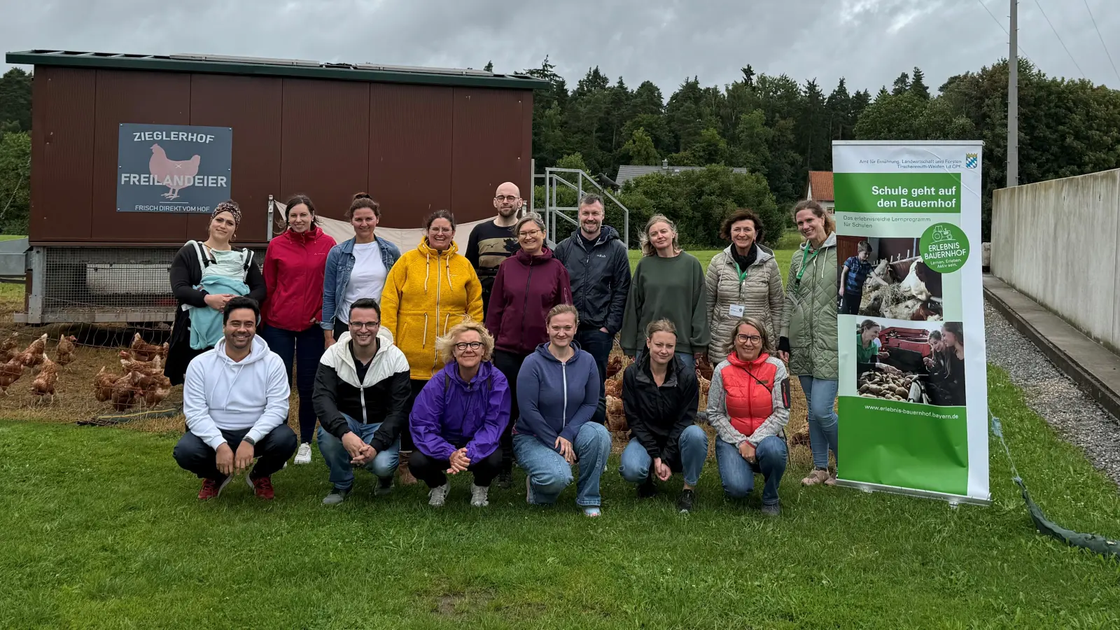 Mit Seminarrektorin Frau Judith Müller (3. Von links Reihe hinten), Eerlebnisbäuerin Frau Katrin Ziegler (4. Von links, Reihe hinten), den Beraterinnen Chrstiana Enslein (2. von rechts, Reihe hinten) und Veronika Kick (hinten rechts) und den Seminarteilenehmerinnen und -teilnehmer (Bild: Judith Zeitler, AELF TW)