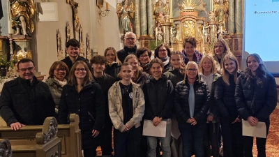 Die Mitglieder der KLJB, der KLB und des Kirchenchor Schwarzenbach mit Pfarrer Konrad Amschl. (Bild: Marion Mark)