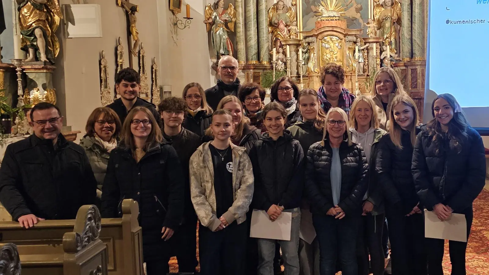 Die Mitglieder der KLJB, der KLB und des Kirchenchor Schwarzenbach mit Pfarrer Konrad Amschl. (Bild: Marion Mark)