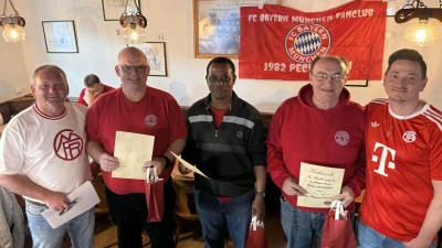 Für ihre langjährige Treue zum Verein wurden folgende Mitglieder geehrt: Karl-Heinz Baumann ist 15 Jahre im Verein und Markus Grimm sowie Dominik Mulayire haben zehn Jahre voll. Von links: Reiner Gruber, Markus Grimm, Dominik Mulayire, Karl-Heinz Baumann, Michael Meister. (Bild: Michael Meier)