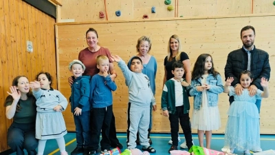 Klassenleiterin Lena Knoll (1.v.l.) begrüßte mit ihrem Team die Schülerinnen und Schüler der 1b. (Bild: Tanja Mühl)