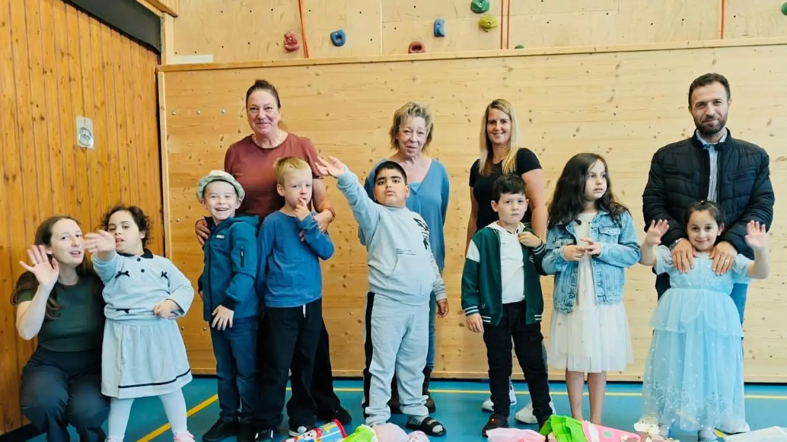 Klassenleiterin Lena Knoll (1.v.l.) begrüßte mit ihrem Team die Schülerinnen und Schüler der 1b. (Bild: Tanja Mühl)