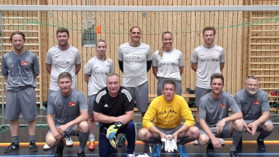 Gemeinsames Mannschaftsfoto des Gemeindeteams um Bürgermeisterin Elisabeth Gruber mit dem Lehrerteam um Schulleiter Florian Fuchs. (Bild: Florian Fuchs)