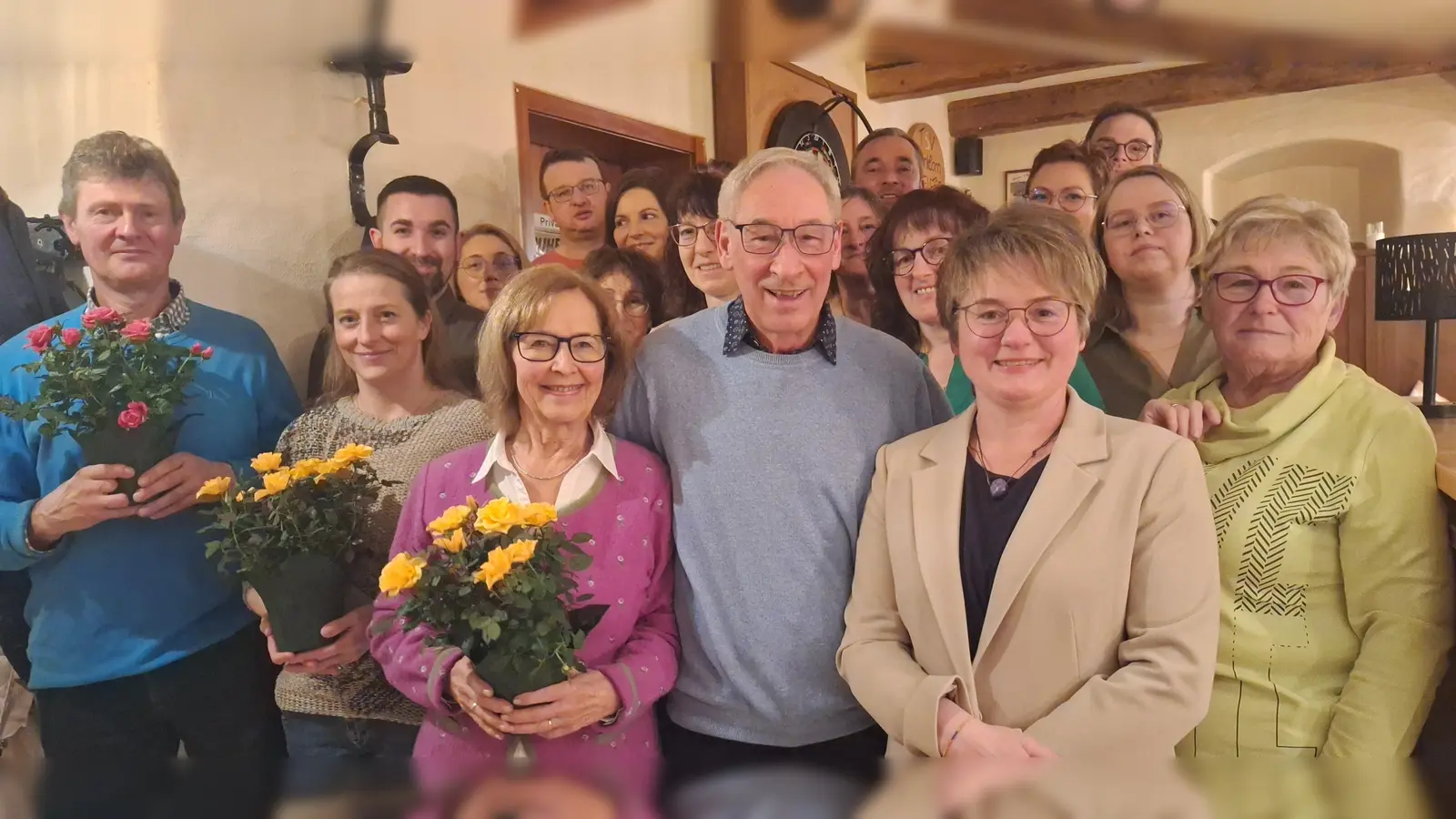 Die gesamte Vorstandschaft begrüßte die anwesenden Neumitglieder. (Bild: Annemarie Mösbauer)