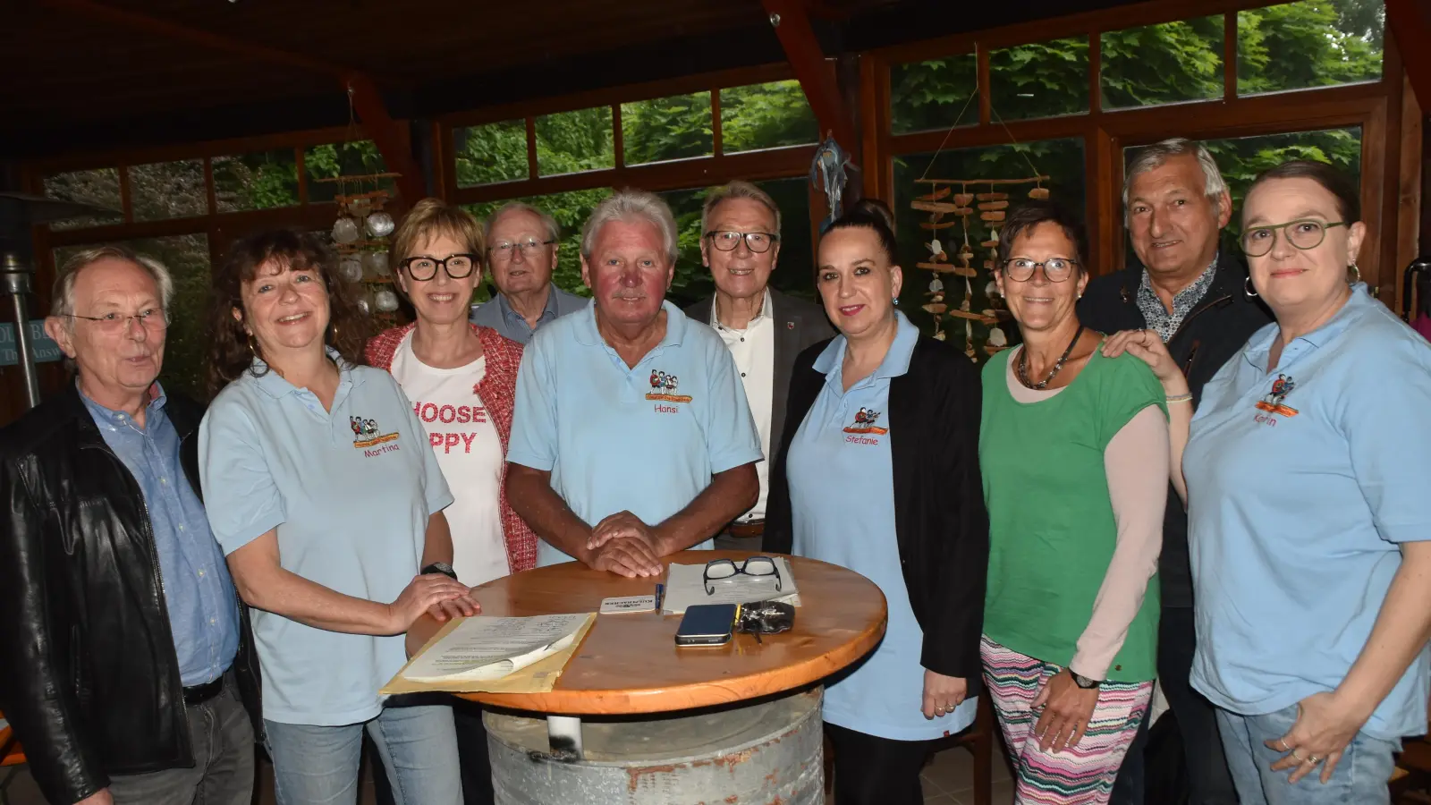 Die Vorstandschaft der „Freunde des Stadtbads” mit den Ehrengästen. Katrin Sperrer (rechts) übernahm den Posten des Schriftführers. (Bild: Bernhard Czichon)
