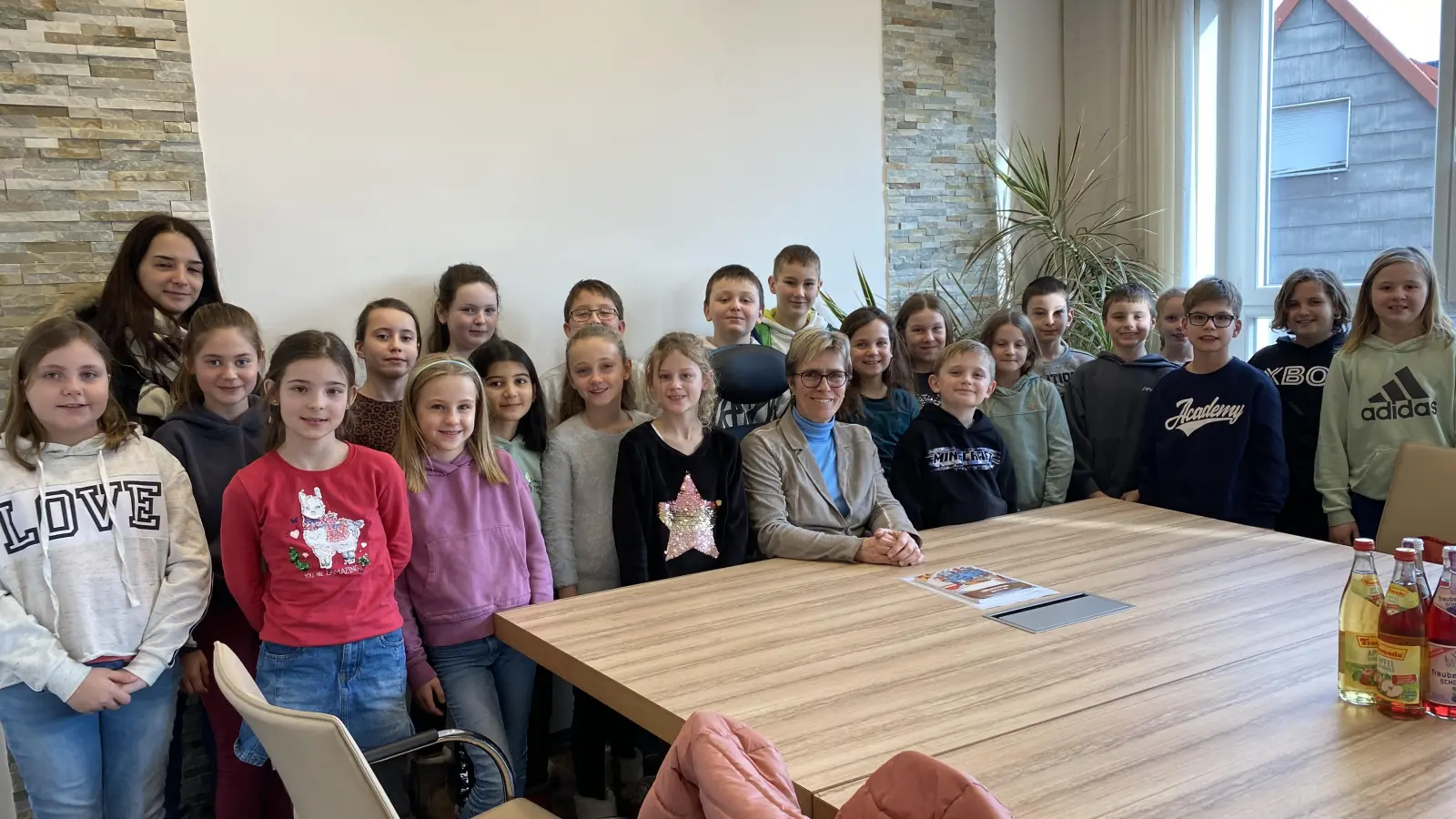 Die Schülerinnen und Schüler zu Besuch bei Bürgermeisterin Marion Höcht (Bild: Sigrid Reger-Scharf)