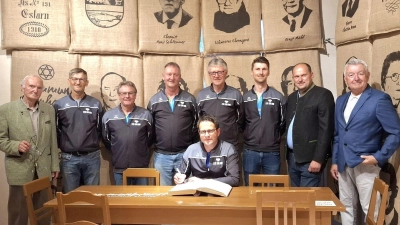 Bürgermeister Thomas Kleber (2.v.r.) lud die Erste Mannschaft des TTC Eslarn um Teamchef Michael Zierer (sitzend) zum Eintrag ins Goldene Buch der Marktgemeinde ein. Mit dabei waren (v.l.) Siegfried Reindl, 2. Vorsitzender Herbert Biermeier, die Spieler Gerhard Brenner, Karl-Heinz Petschler, Horst Gerber, Andre Biermeier und (re) Vorsitzender Josef Rauch.  (Bild: Karl Ziegler)