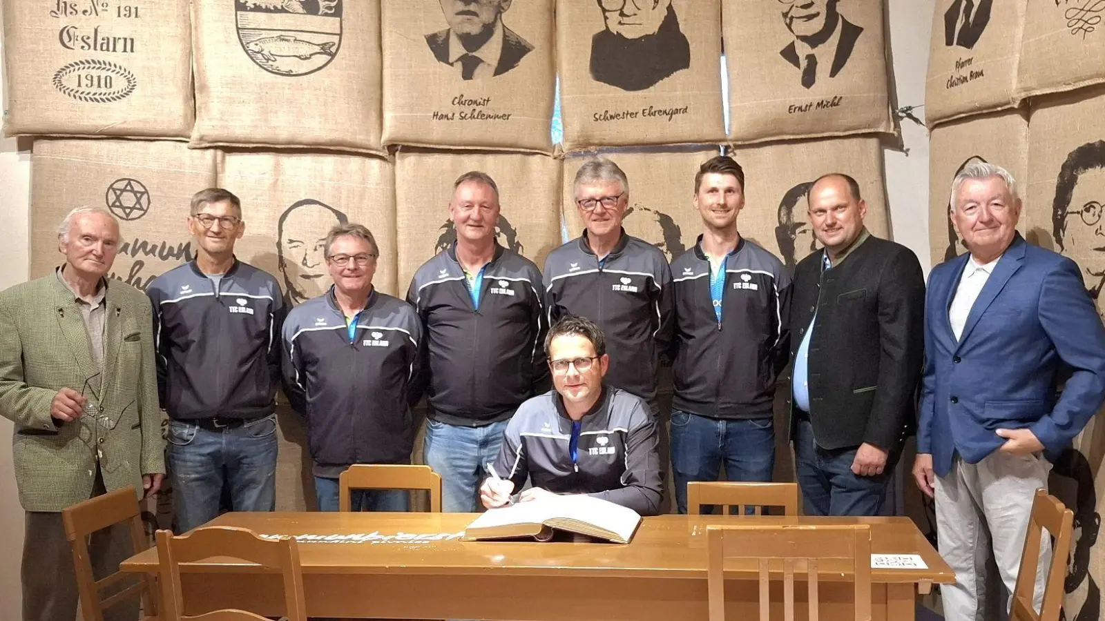 Bürgermeister Thomas Kleber (2.v.r.) lud die Erste Mannschaft des TTC Eslarn um Teamchef Michael Zierer (sitzend) zum Eintrag ins Goldene Buch der Marktgemeinde ein. Mit dabei waren (v.l.) Siegfried Reindl, 2. Vorsitzender Herbert Biermeier, die Spieler Gerhard Brenner, Karl-Heinz Petschler, Horst Gerber, Andre Biermeier und (re) Vorsitzender Josef Rauch.  (Bild: Karl Ziegler)