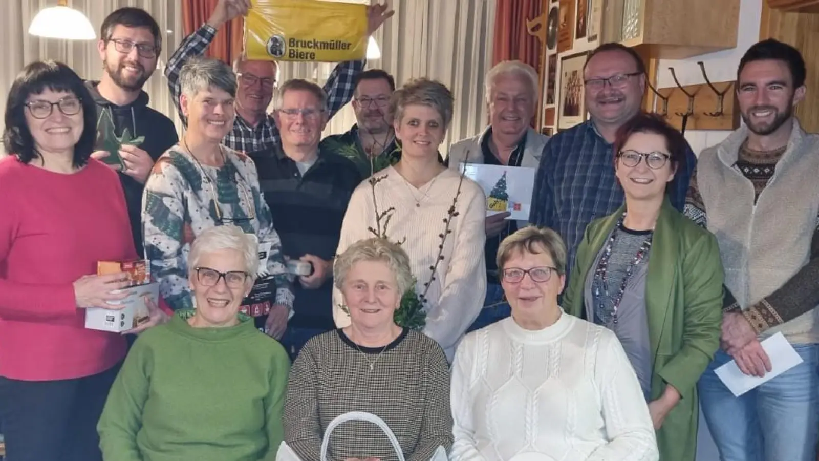 Gewinner Nikolaus-Schießen 2025 mit Bürgermeister und Schützenmeisterin (Bild: Inge Siegert)