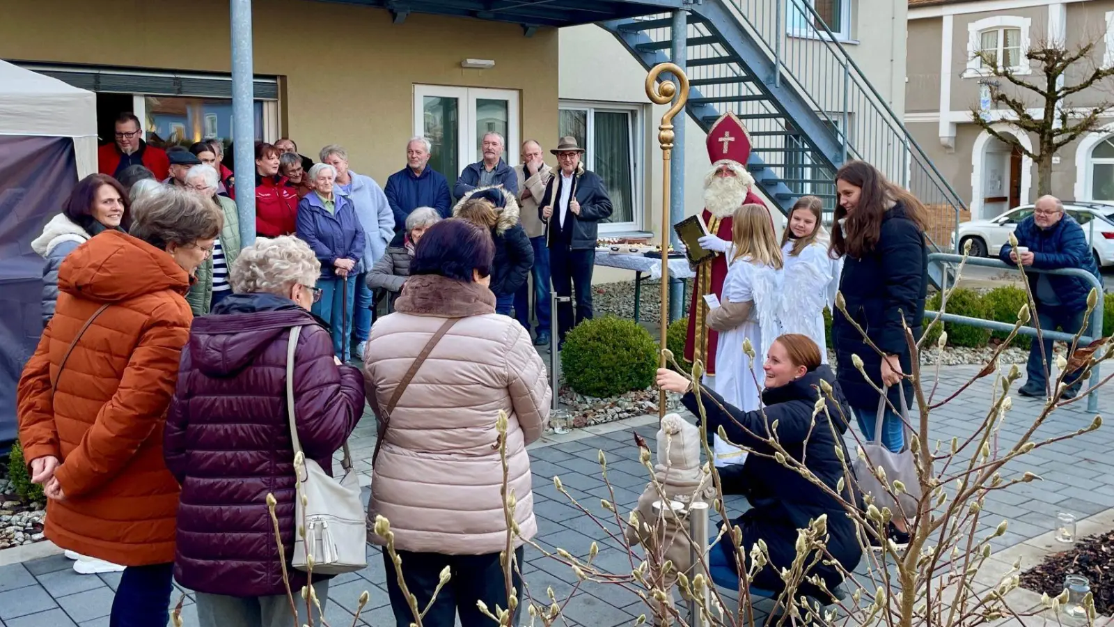 Mit Spannung warteten Klein und Groß auf den Nikolaus (Bernd Reil) mit seinen Engeln- (Bild: Petra Brenner)
