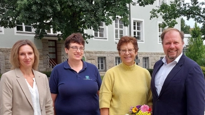 (v. l.) Stv. Personalleiterin Isolde König, Personalrätin Birgit Üblacker, Pia Kürschner, Landrat Hubert Schicker. (Bildquelle: Wolfgang Fenzl)