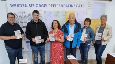 Der Pfarrgemeinderat Moosbach konnte eine Spende von 900 Euro für die Renovierung der Kirchenorgel an Pfarrer Udo Klösel übergeben. (Bild: Herbert Sturm)