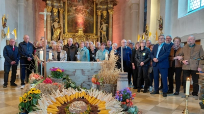 Die Jubelpaare reihten sich mit Pfarrer Besold um den Erntedankaltar. (Bild: Alexandre Mantion )