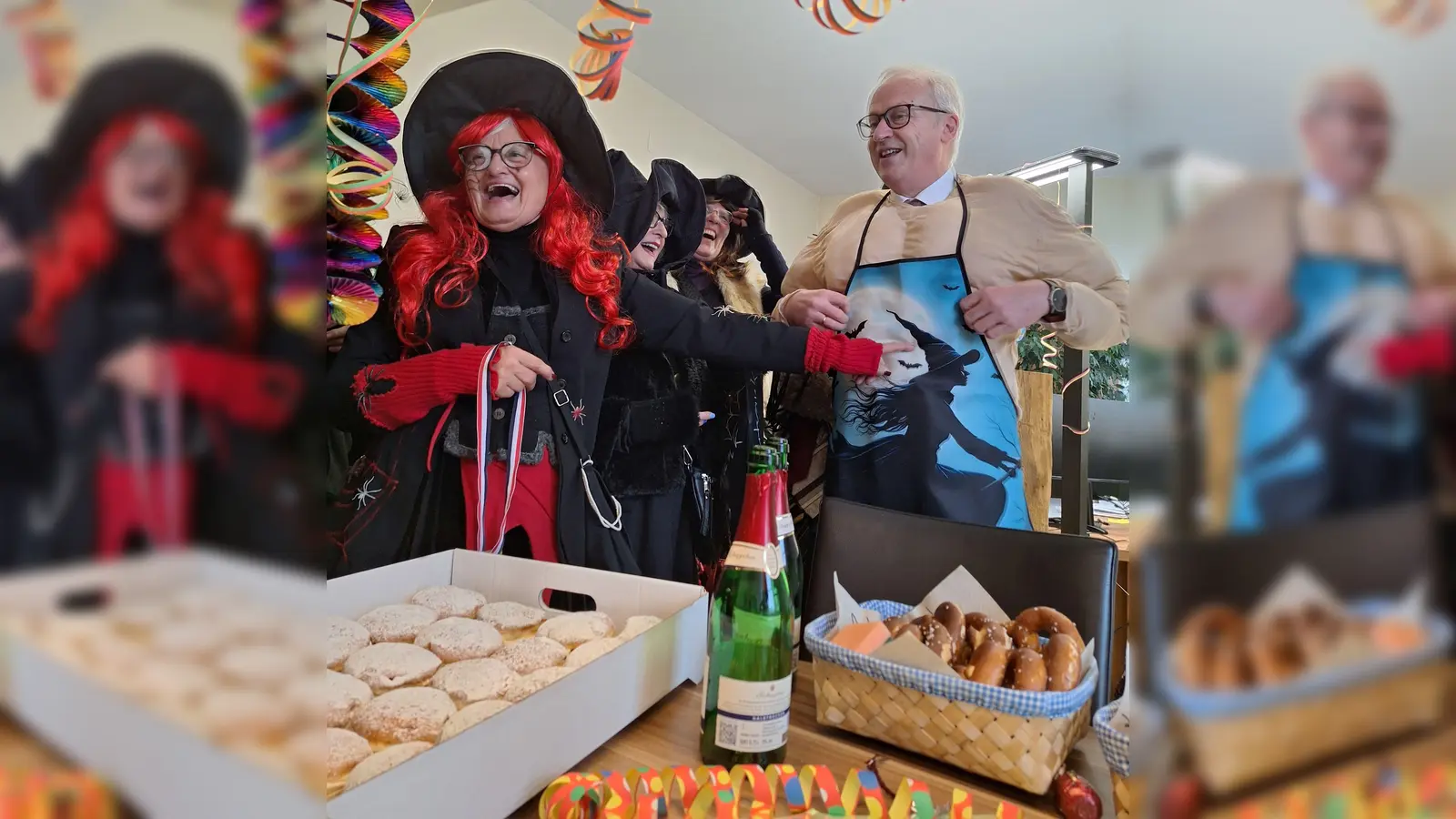 Oberhexe Helga Gebhardt überreicht Bürgermeister Bernhard Lindner ein besonderes Exemplar der Hexenschürze. (Bild: Margarete Hirsch)