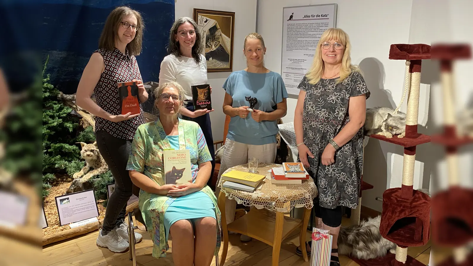 Carolin Schmuck, vorne sitzend zusammen mit Veronika List, Christin Präßler (Stadtbibliothek) und Andrea Liebl, Eva Maria Keil (Stadtmuseum), v.l.n.r., freuten sich über die gelungene Lesung (Bild: Stadtmuseum Schwandorf)