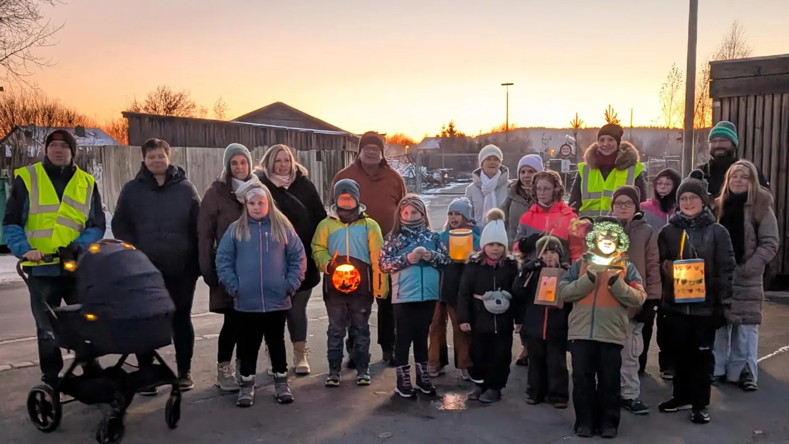 Der FGV Neusorg bei seiner Lampionwanderung durch Neusorg. (Bild: Dr. Bastian Roth)