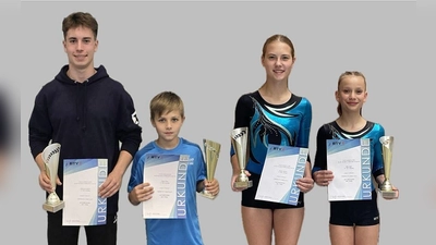 Sie können stolz sein auf ihre Platzierungen: Von links: Johannes Kellner, Oskar Eiletz, Myriam Spörer, Nele Jäger aus der Abteilung Turnen und Gymnastik des TV 1861 Amberg (Bild: Peter Deml)
