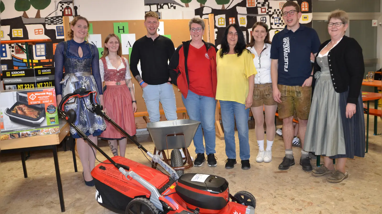 Die Gewinner der Hauptpreise der Tombola beim Starkbierfest der Feuerwehr Moosbach freuten sich. Dazu gratulierten Heidi Wittmann vom Tombola-Team und Vorsitzender Sebastian Völkl (von rechts). (Bild: Peter Garreiss )