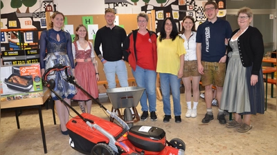 Die Gewinner der Hauptpreise der Tombola beim Starkbierfest der Feuerwehr Moosbach freuten sich. Dazu gratulierten Heidi Wittmann vom Tombola-Team und Vorsitzender Sebastian Völkl (von rechts). (Bild: Peter Garreiss )