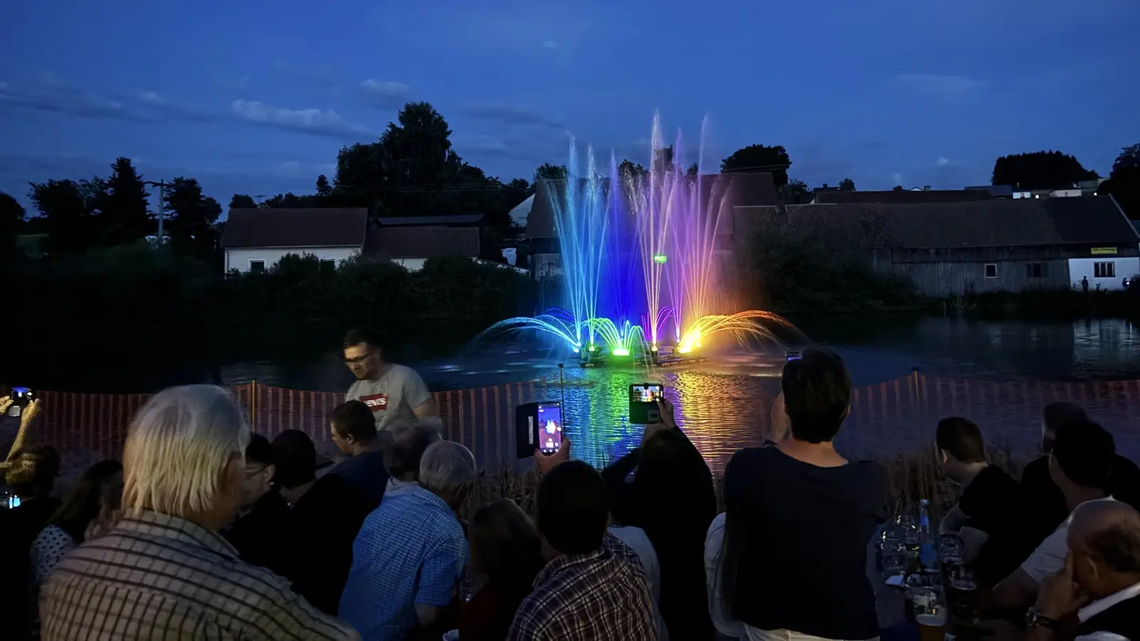 Nach Einbruch der Dunkelheit verfolgte die Besucher die Wasser- und Lichtshow mit musikalischer Untermalung auf dem Letzauer Dorfweiher. (Bild: Kathrin Forster)