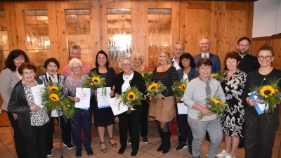 Zum Gruppenfoto versammelten sich die Geehrten für 15, 20, 35, 40, 45 und 50 Jahre Mitgliedschaft sowie die Gäste (von links): Christine Arnold, Maria Scharl, Agnes Weiß, Maria Walz, Birgit Birner, Claudia Kammerl, Annemarie Hoffmann, Monika Weiß, Silvia Lang, Hermann Böhm, Sieglinde Fleischmann, Gerda Flierl, Dr. Harald Schwartz, Gertraud Weigl, Pfarrer Dominik Mitterer und Martina Böhm. (Bild: Reiner Hoffmann)