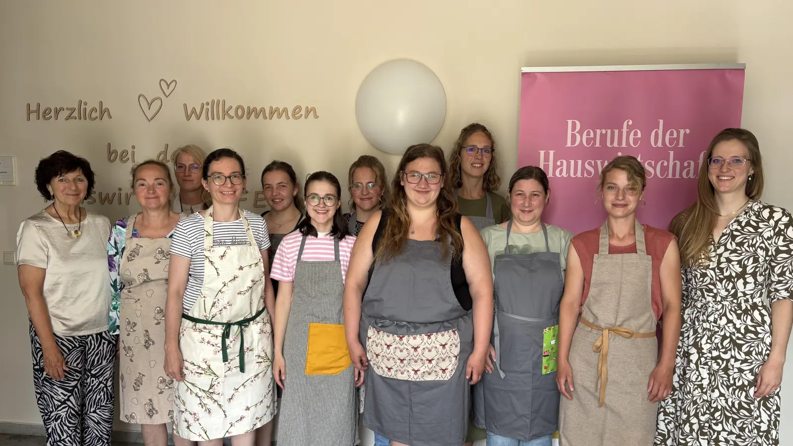 Die Studierenden mit Fachlehrerin Christiana Enslein (1. v. l.) und Semesterleitung Lena Aberle (1. v. r.). (Bild: Theresia Selch)