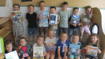 Die Vorschulkinder mit den neuen Büchern (Bild: Nicole Lippert)