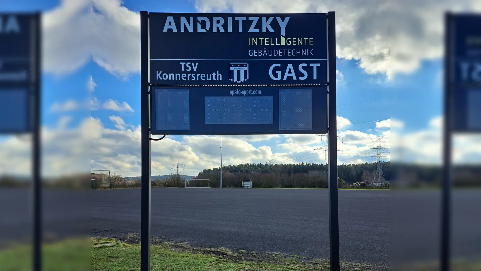 Die neue digitale Anzeigetafel unterhalb des A-Platzes. (Bild: Wolfgang Pötzl)