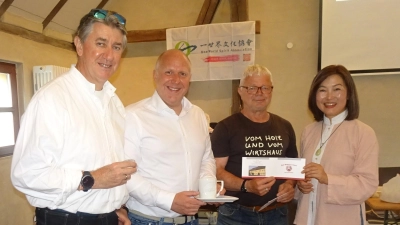 Hans Dickert, Bürgermeister Marcus Eichenmüller, Sprecher des Arbeitskreises Heimat und Kultur „Bebbo” Schuller und Shirlee Dickert  (Bild: Josef "Bebbo" Schuller)