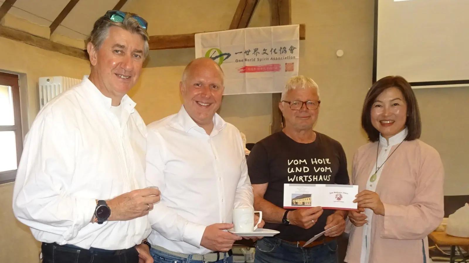 Hans Dickert, Bürgermeister Marcus Eichenmüller, Sprecher des Arbeitskreises Heimat und Kultur „Bebbo” Schuller und Shirlee Dickert  (Bild: Josef "Bebbo" Schuller)