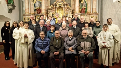 Vorne von links.: Ministrant Elias Siegert, Inge und Ottmar Iberl, Anna und Justin Zeinz, Ministrant Christoph Lederer. Zweite Reihe von links: Ministrantin Helena Lederer, Georg und Annelies Dotzler, Kunigunda und Bartholomäus Prechtl, Erna Schwirzer, Veronica Rettinger. Dritte Reihe von links:: Musikerinnen Sophie Lederer und Michaela Stauber, Inge Schwirzer, Inge und Konrad Lederer, Elsa Siegert, Heinrich Schwirzer, Dominik Rettinger. Hinten von links.: Christian Schwirzer, Thomas und Martina Gebhard, Markus und Petra Bauer, Hans Siegert. (Bild: Stephanie Lederer)