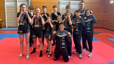 Team von links. Paula Beyerlein, Adrian Lieder, Marie Stahl. Paul Neumann, Mila Wurster, Luis Müller, Josephine Fizia, Jenny Wurster, Ayleen Alvarado, Max Fizia, Roman Springer, Erich Aul und Tina Schindler (Bild: KSC Tutzing)
