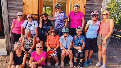 Ziel der Frauenbund-Radtour war die Wurzhütte in Unterweißenbach. Skiclub-Mitglieder bewirteten mit Brotzeit und Kuchen. (Bild: Rosi Hasenstab)