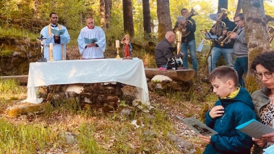 Maiandacht auf dem Entenbühl bei der Hubertuskapelle nahe Flossenbürg (Bild: Josef Bauer)
