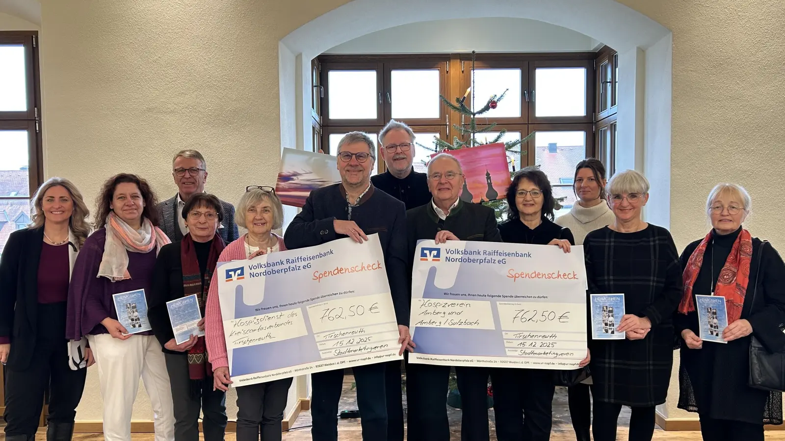 v.links: Vorsitzende des Stadtmarketingvereins Janka Hannemann-Mathes, Mitglied der Hospiz Veeh´n Anita Greger, Mitglied der Hospiz Veeh´n Christa Zeitler, Erster Bürgermeister Franz Stahl, Mitglied der Hospiz Veeh´n Ute Böhm, Vorsitzender des Caritasverbands für die Landkreise Tirschenreuth / Wunsiedel e.V. Martin Kneidl, Wolkenfotograf Jürgen Klein (hinten) Vorsitzender der Kinder- und Jugendarbeit des Hospizverein Amberg/Amberg Sulzbach Georg Franz Fröhler und Schatzmeisterin Elisabeth Dürbeck, Stadtmarketingmanagerin Stefanie Süß (hinten), Leserin und Initiatorin der Veranstaltung für Tirschenreuth Gabriele Saller und Autorin Marianne Stangl. Karin Frank, Mitglied der Hospiz Veeh´n ist nicht anwesend. (Bild: Janka Hannemann-Mathes)