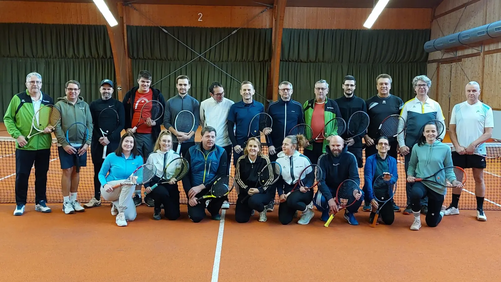 Die Teilnehmerinnen und Teilnehmer des traditionellen Drei-Königs-Tennis-Mixed-Turnier. Insgesamt 20 Tennisbegeisterte – 6 Damen und 14 Herren – nahmen an dem sportlichen Event des SV Mitterteich Sparte Tennis teil.  (Bild: Heiko Faltenbacher)